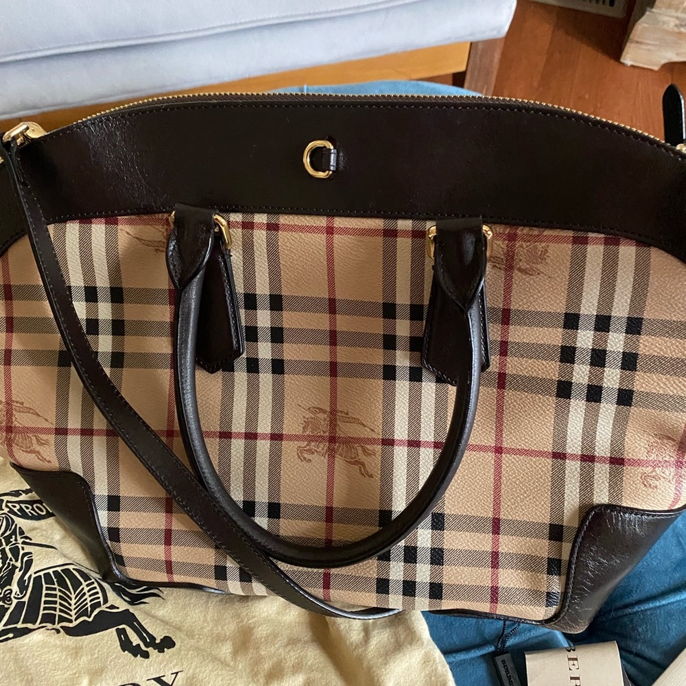 Burberry Bag in very good condition. Minor scratches on the bottom.